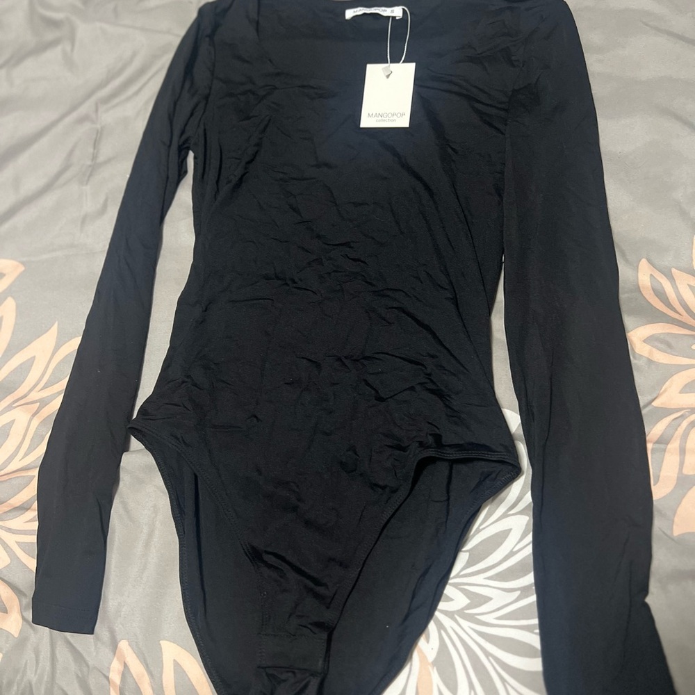 🌻Mangopop Black Scoop Neck Top🌻